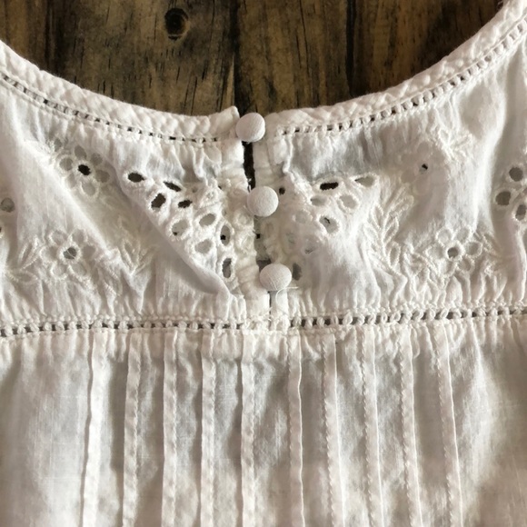 White sleeveless Abercrombie and Fitch blouse - Picture 4 of 5